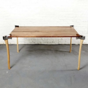 原生態(tài)的斧頭餐桌