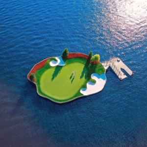 漂浮湖面的高爾夫球場