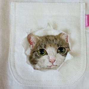 襯衫口袋邊的刺繡貓咪