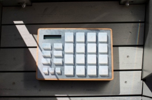 將色彩變?yōu)橐魳返摹耙暵牎毖b置