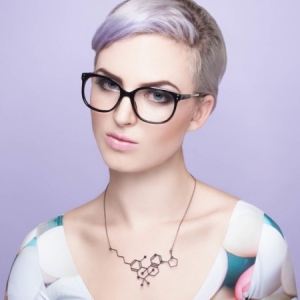 女極客的化學(xué)分子項(xiàng)鏈