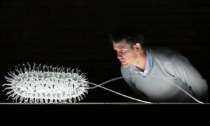 致命性病毒的玻璃雕塑