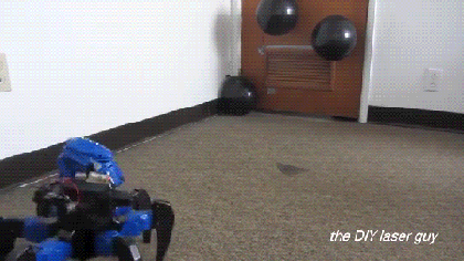 發(fā)射“死光”束的六腳機器人