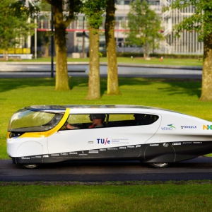 世界首輛家用太陽(yáng)能轎車