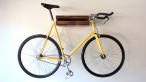 懸掛自行車的書架