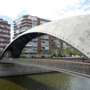 混凝土頂懸索橋