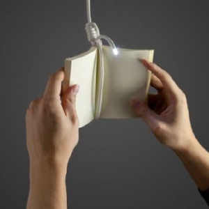 懸掛書籍的繩燈