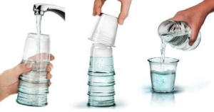 倒置的塑料杯水瓶