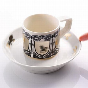 逗趣的跑馬咖啡杯