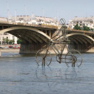 多瑙河上的運動雕塑